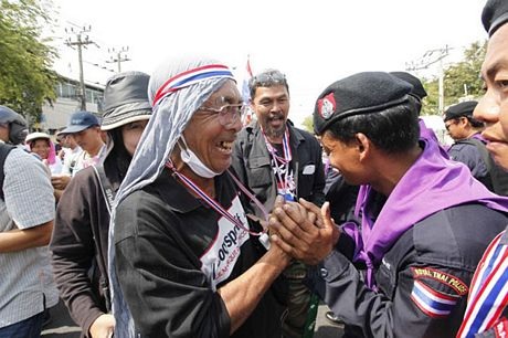 Người biểu tình Thái Lan ôm hôn cảnh sát sau đối đầu