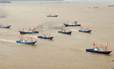Trung Quốc lại "giăng bẫy" về chủ quyền trên Biển Đông - 1 Đội tàu cá của Trung Quốc tiến vào Biển Đông đánh bắt hải sản hồi tháng 8/2013. Ảnh: Tân Hoa xã.