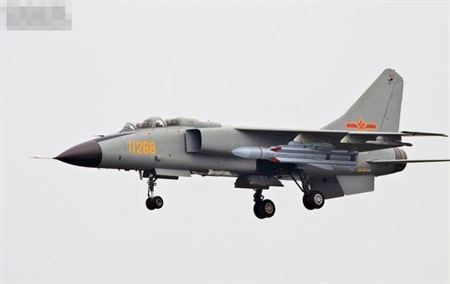 Trung Quốc "khoe" 2 tên lửa chống hạm mới - 1 Máy bay ném bom JH-7B mang tên lửa hành trình YJ-12.