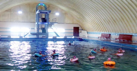 Một trong những bể bơi nằm trong công viên nước.