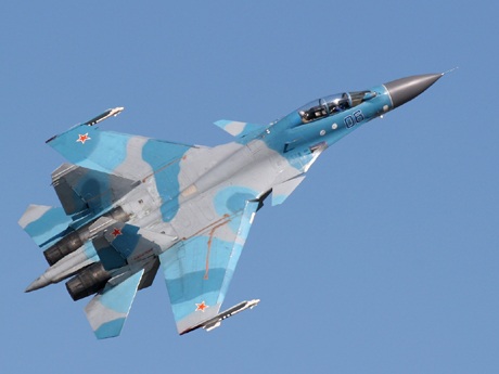 Trung Quốc "khoe" ảnh máy bay chiến đấu đọ với Su-35 của Nga - 3 J-16 được cho là nhái' Su-20MKK của Nga.
