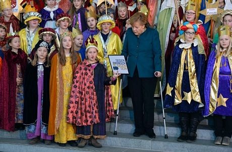Thủ tướng Đức Merkel vừa hát vừa chống nạng - 2 Bà Merkel hát cùng các em nhỏ.