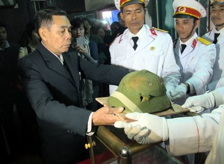 Cựu binh sĩ Mỹ trả mũ cối của liệt sĩ Việt Nam sau 46 năm - 3 Chiếc mũ được trao cho người thân liệt sĩ Bui Duc Hung.