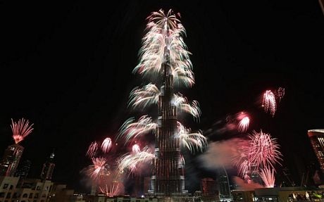 Dubai lập kỷ lục màn bắn pháo hoa lớn nhất thế giới - 1 Pháo hoa thắp sáng tháp Burj Khalifa, cao 828m.