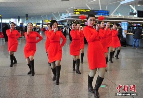 Nhân viên sân bay nhảy sung phục vụ hành khách dịp Tết - 2 Các cô gái khiêu vũ kết hợp diễn xuất.