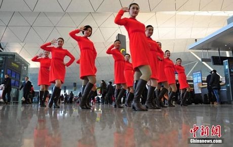Nhân viên sân bay nhảy sung phục vụ hành khách dịp Tết - 1 Các nhân viên trong trang phục đỏ rực trình diễn ngay giữa sân bay.