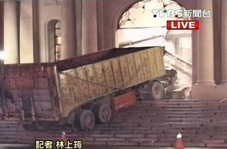 Chiếc xe tải lao lên các bậc thềm của tòa nhà.