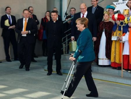 Thủ tướng Đức Merkel vừa hát vừa chống nạng - 1 Bà Merkel phải dùng nạng để hỗ trợ đi lại.