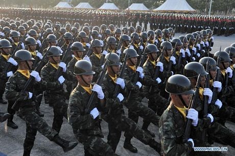 Quân đội Thái Lan diễu binh lớn bất chấp làn sóng biểu tình - 2 Các binh sĩ Thái Lan cầm súng diễu hành trong buổi lễ.
