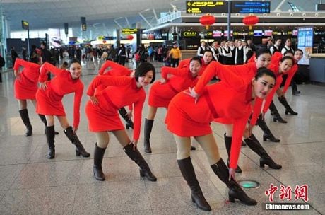 Nhân viên sân bay nhảy sung phục vụ hành khách dịp Tết - 3 Màn trình diễn nhằm phục vụ các hành khách nhân dịp người Trung Quốc chuẩn bị đón Tết âm lịch.