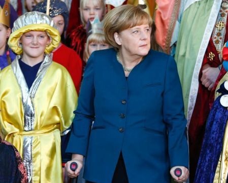 Thủ tướng Đức Merkel vừa hát vừa chống nạng - 4 Bà Merkel bị rạn xương chậu nên phải dùng nạng.