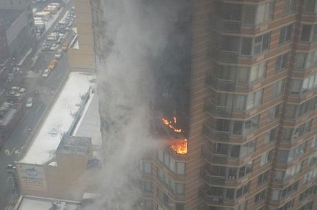 Ngọn lửa bùng lên trên tầng 20 của tòa nhà lúc 11 giờ sáng ngày 5/1 giờ địa phương.