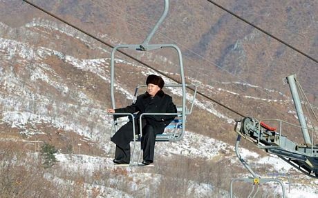 Nhà lãnh đạo Triều Tiên Kim Jong-un đi cáp treo tại khu trượt tuyết đèo Masik gần thành phố Wonsan.