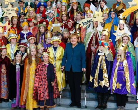 Thủ tướng Đức Merkel vừa hát vừa chống nạng - 3 Nữ Thủ tướng Đức vẫn tươi cười dù phải mang nạng.