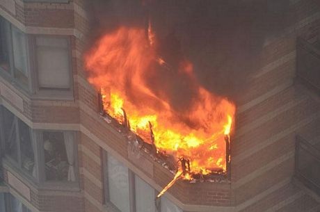 Lửa bốc lên ngùn ngụt từ các căn hộ của tòa chung cư cao tầng.