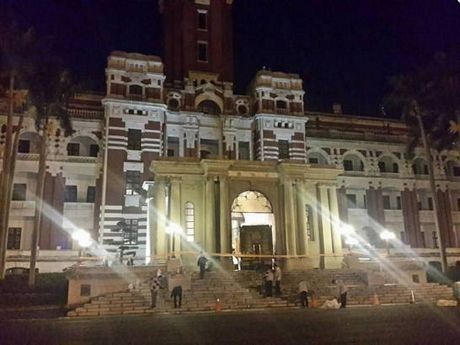 Các nhân viên an ninh khám nghiệm hiện trường.