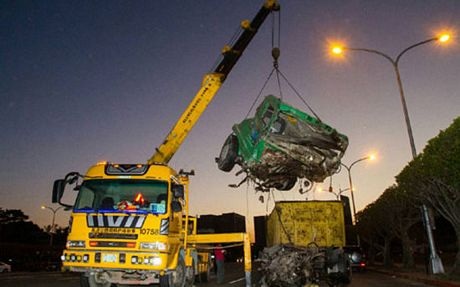 Chiếc xe tải đã bẹp dúm phần đầu.