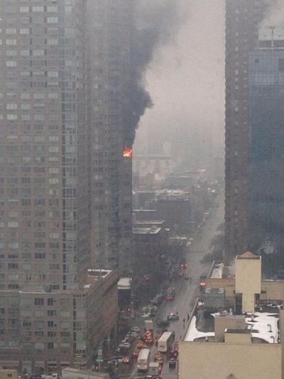 Con đường phía dưới tòa nhà bị phong tỏa để phục vụ công tác cứu hỏa.