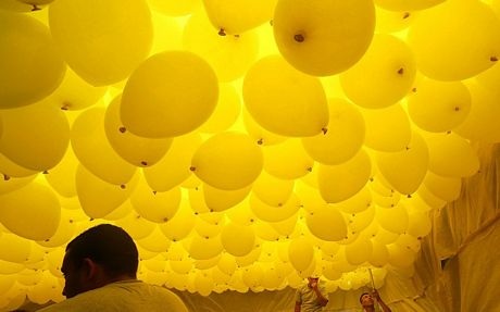 Các tình nguyện viên chuẩn bị thả 50.000 quả bóng bay chào đón năm mới ở Sao Paulo, Brazil.