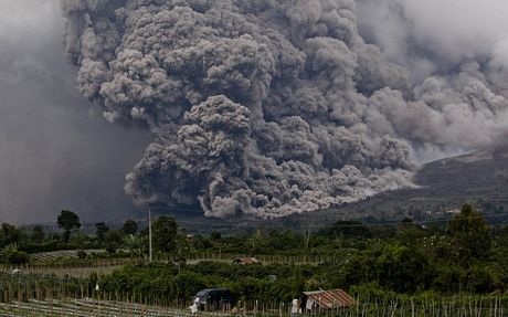 "Cơn thịnh nộ" của núi lửa Sinabung - 16 Sinabung là một trong những núi lửa hoạt động tích cực nhất tại Indonesia.