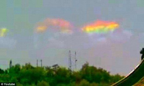 Vì sao luồng sáng bí ẩn thường xuất hiện trước động đất? - 1 Những luồng sáng hình cầu lơ lửng xuất hiện trước trận động đất năm 2008 ở Tứ Xuyên, Trung Quốc.