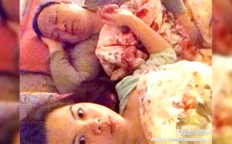 Lại một quan chức Trung Quốc bị tung ảnh cặp "bồ" - 1 Một trong số các bức ảnh nhạy cảm được cô Li tải lên mạng.