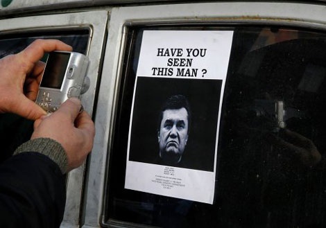 Ông Yanukovych được hộ tống tới Nga bằng máy bay chiến đấu - 1 Ông Yanukovych hiện đang bị Ukraine truy nã quốc tế về các cáo buộc giết người hàng loạt.