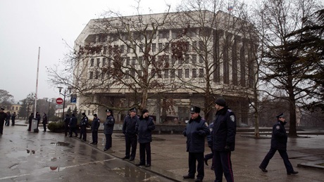 Các cảnh sát lập vòng vây bên ngoài tòa nhà quốc hội Crimea ngày 27/2.