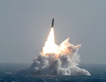 Tên lửa được phóng từ tàu ngầm.