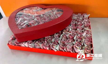 Cầu hôn bạn gái bằng 999 bông hoa tiền - 1 Món quà anh Trần tặng bạn gái.