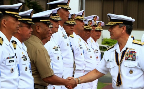 Mỹ muốn hồi sinh các căn cứ quân sự tại Philippines - 1 Đô đốc Harry Harris bắt tay các quan chức quân sự Philippines tại Manila ngày 24/2.