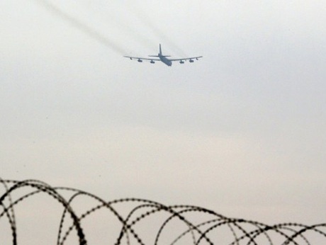 Một máy bay B-52 bay qua một căn cứ quân sự ở Osan, Hàn Quốc tháng 3/2013.