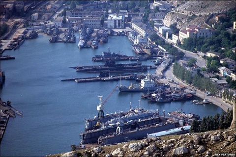 Vì sao Putin không cần súng ống với Ukraine? - 2 Hạm đội Biển Đen của Nga tại cảng Sevastopol, Ukraina. Ảnh: BBC