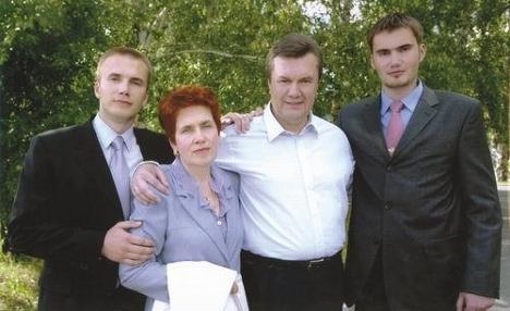 Chân dung vị tổng thống 2 lần bị phế truất của Ukraine - 4 Ông Yanukovych có 2 con trai là Olexander và Viktor Viktorovych Yanukovych.