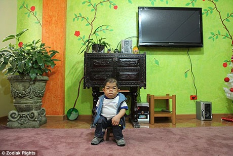 Anh chàng cao gần 70 cm mơ tìm bạn gái - 2 Anh chủ yếu ở trong nhà vì ngại bị soi mói và trêu chọc.
