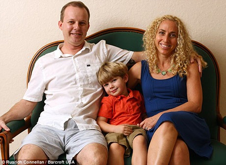 Bé trai 4 tuổi có khả năng ngoại cảm phi thường - 2 Elijah và bố mẹ của cậu bé.