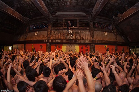 9.000 nam giới khỏa thân tranh bùa gậy may mắn ở Nhật