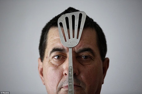 Kì lạ người đàn ông có khả năng hút mọi vật thể