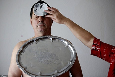 Dù là khay kim loại hay đĩa sứ cũng đều ở im trên người ông Muhibija.