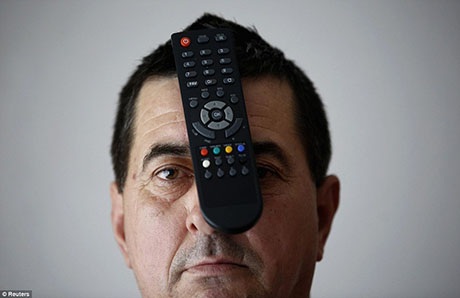 Dù là khay kim loại hay đĩa sứ cũng đều ở im trên người ông Muhibija.