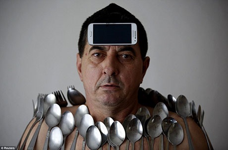 Hoặc cùng lúc hút cả chiếc điện thoại và dải thìa, dĩa quanh người.