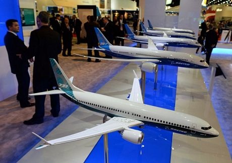Máy bay "làm xiếc" tại triển lãm hàng không lớn nhất châu Á - 6 Các mô hình máy bay Boeing 737 được trưng bày bên trong trung tâm triển lãm.