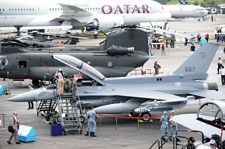 Máy bay "làm xiếc" tại triển lãm hàng không lớn nhất châu Á - 5 Các mô hình máy bay Boeing 737 được trưng bày bên trong trung tâm triển lãm.