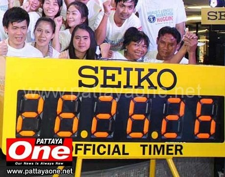 26 cặp đôi cùng phá kỷ lục ôm - 1 Kỷ lục cái ôm dài 26 giờ 26 phút và 26 giây đã được thiết lập.