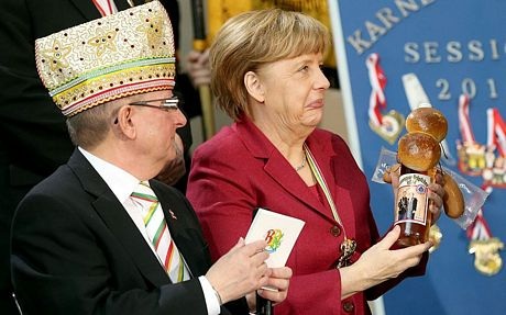 Thái tử Charles tham gia màn múa kiếm cùng các nam giới Ả-rập Xê-út tại thủ đô Riyadh.