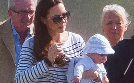 Sau đó cả nhà di chuyển tới một máy bay đi thuê đang chờ sẵn.