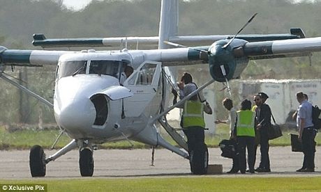 Các thành viên gia đình Công nương Catherine lên máy bay tới thiên đường nghỉ dưỡng Mustique.