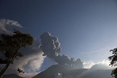 Một cậu bé chơi đánh đu gần núi lửa Tungurahua phun trào tại Banos, Ecuador.