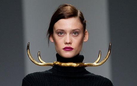 Một người mẫu trình diễn tại tuần lễ thời trang London.