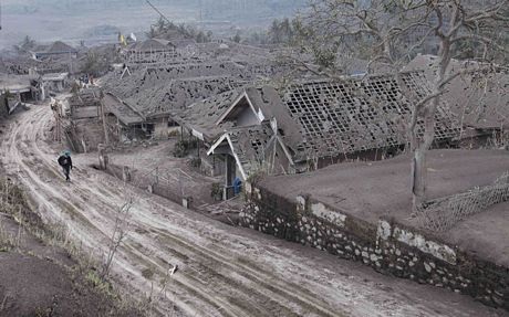 Một người mẫu trình diễn tại tuần lễ thời trang London.